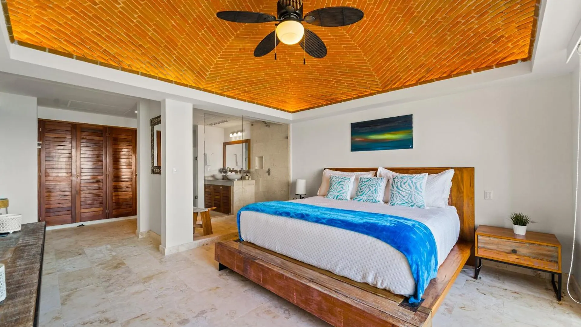 360 Views, Waterfront Penthouse, Rooftop Pool Isla Mujeres Apartment