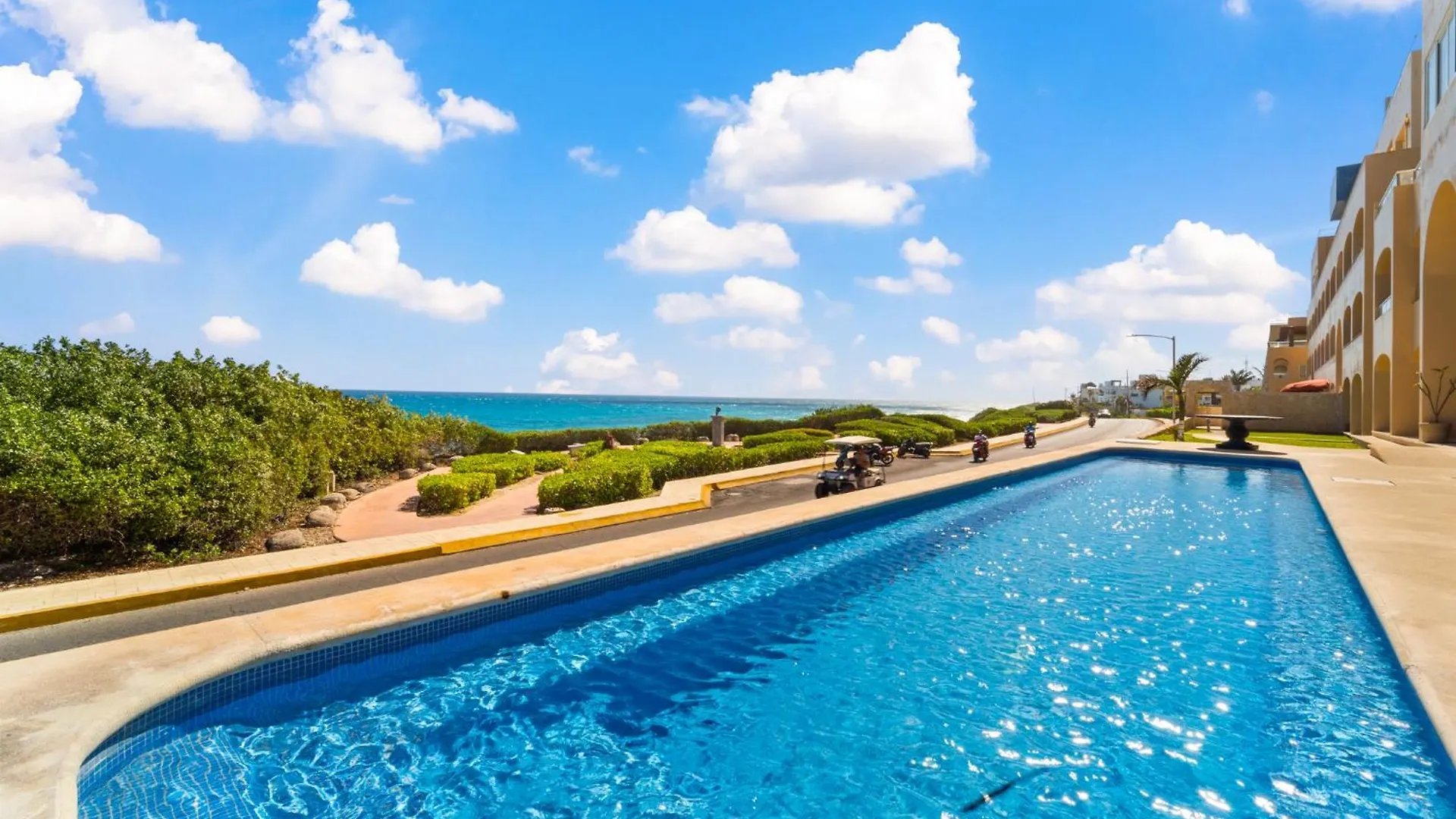 360 Views, Waterfront Penthouse, Rooftop Pool Isla Mujeres Apartment