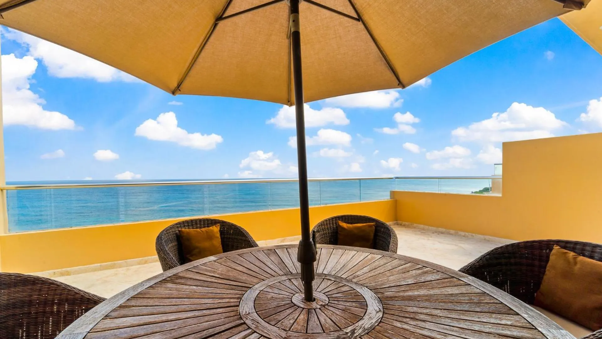 360 Views, Waterfront Penthouse, Rooftop Pool Isla Mujeres Apartment