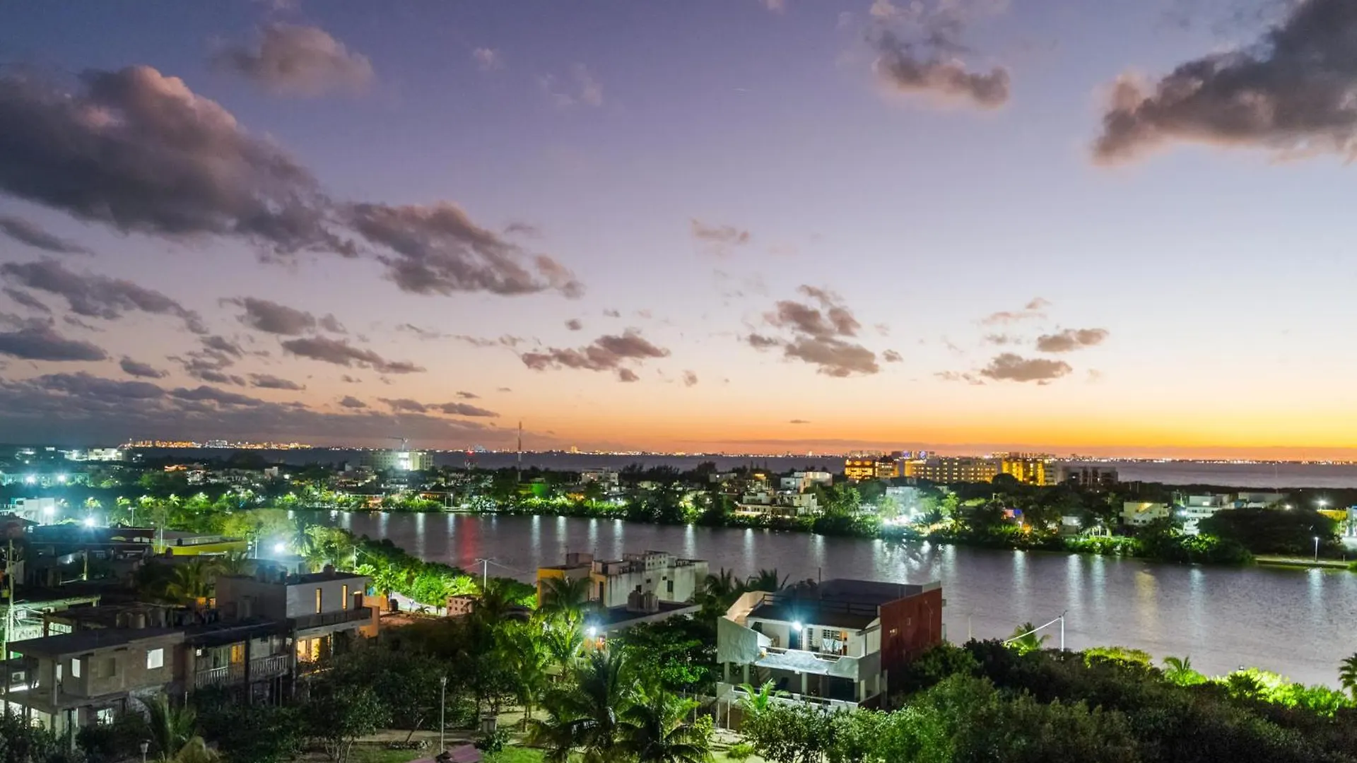 360 Views, Waterfront Penthouse, Rooftop Pool Isla Mujeres Apartment