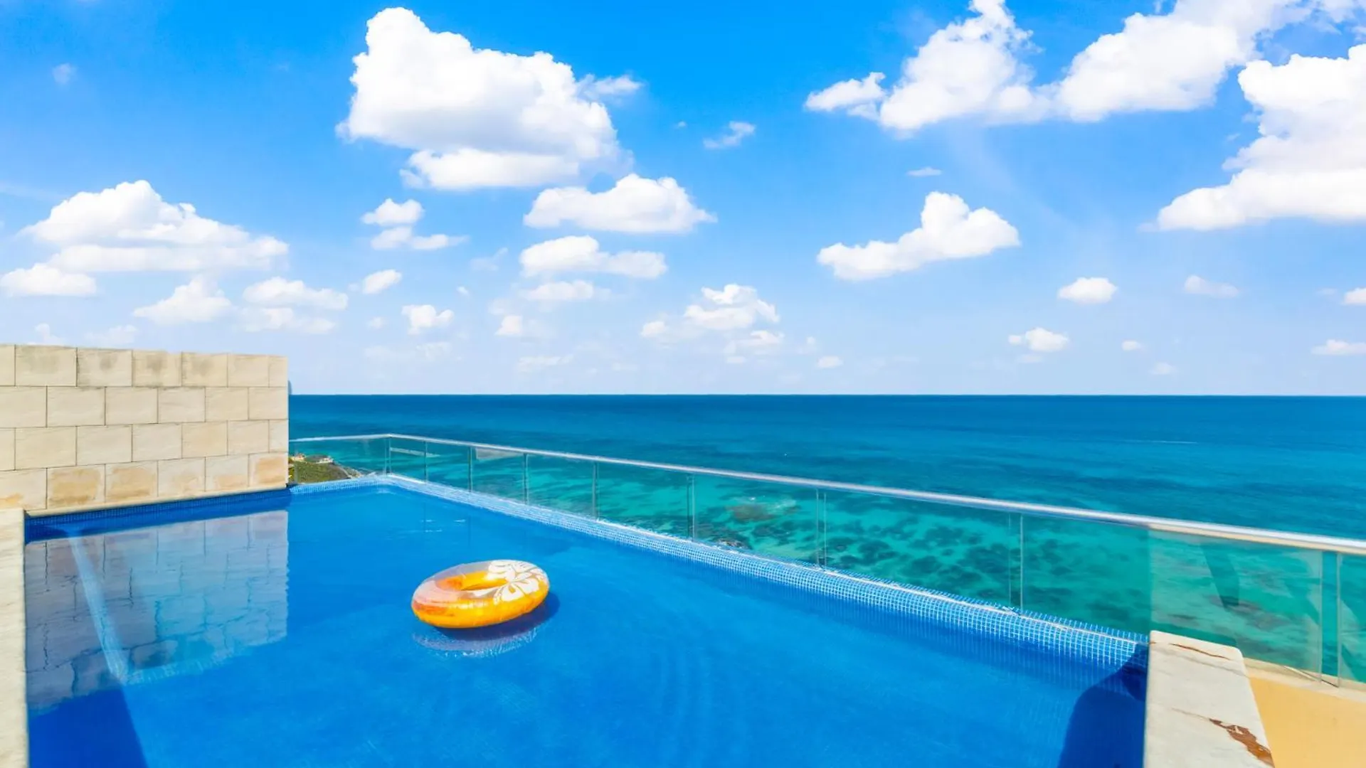 360 Views, Waterfront Penthouse, Rooftop Pool Isla Mujeres