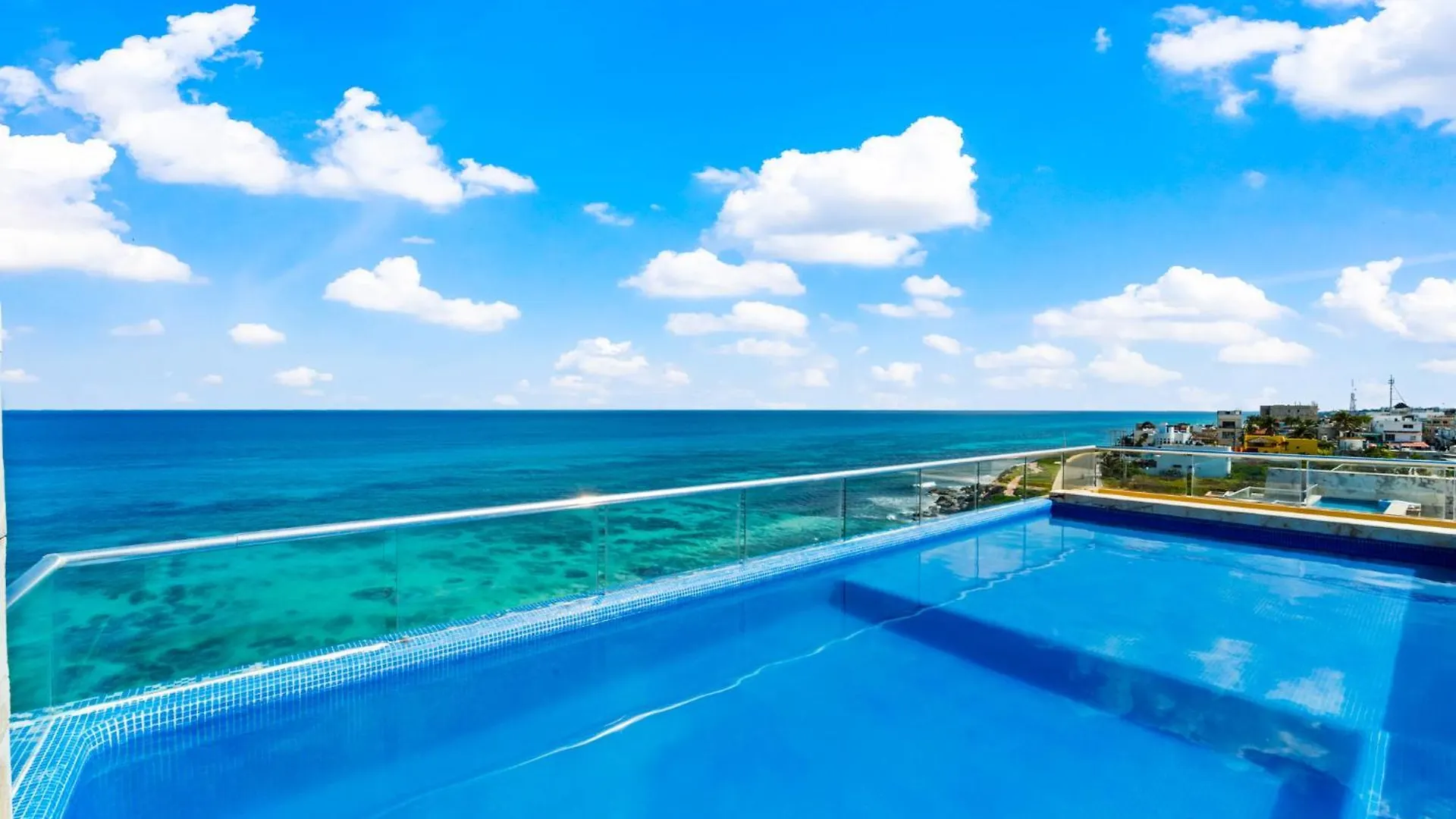 360 Views, Waterfront Penthouse, Rooftop Pool Isla Mujeres Apartment