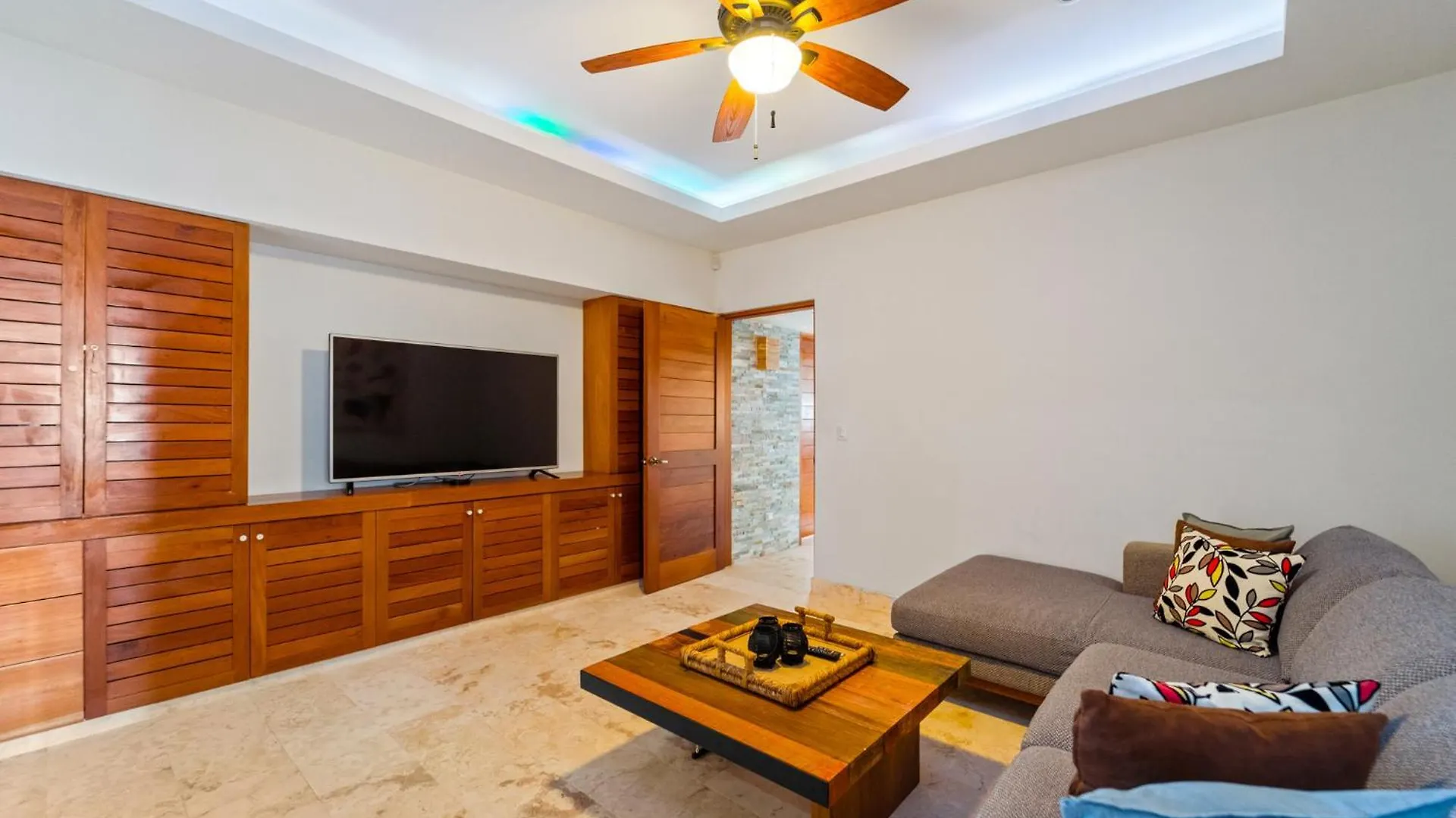 360 Views, Waterfront Penthouse, Rooftop Pool Isla Mujeres Apartment