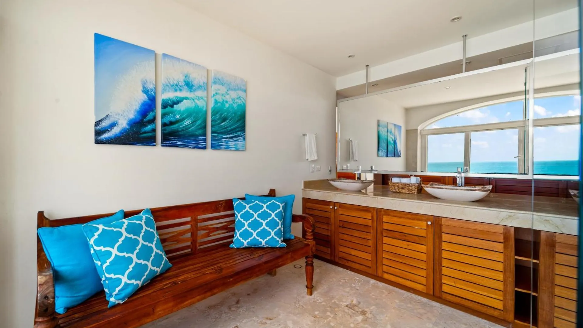 360 Views, Waterfront Penthouse, Rooftop Pool Isla Mujeres Apartment