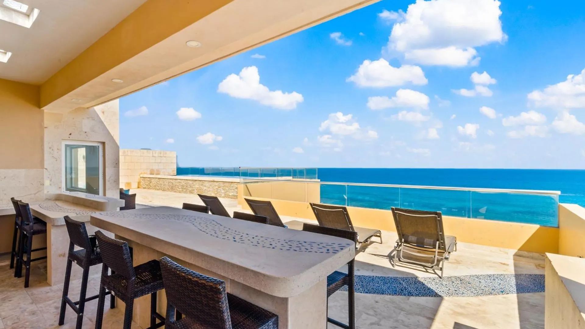 360 Views, Waterfront Penthouse, Rooftop Pool Isla Mujeres