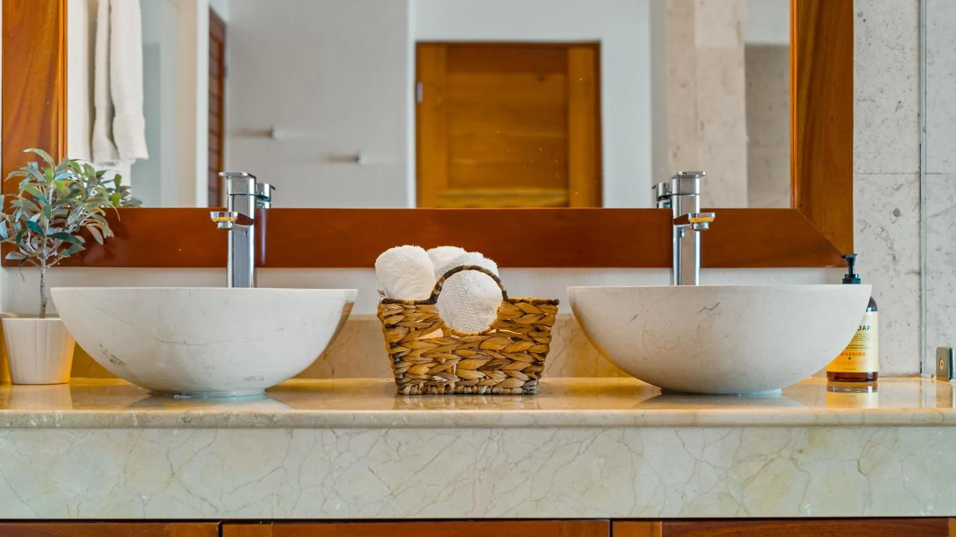 360 Views, Waterfront Penthouse, Rooftop Pool Isla Mujeres Mexico