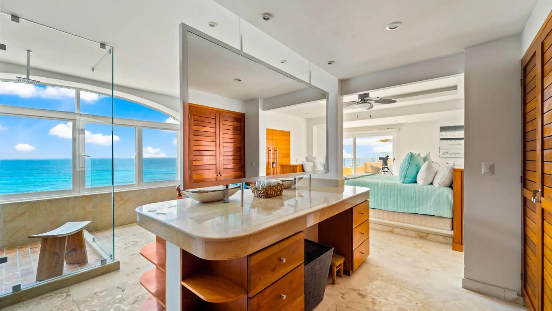 Apartment 360 Views, Waterfront Penthouse, Rooftop Pool Isla Mujeres Mexico