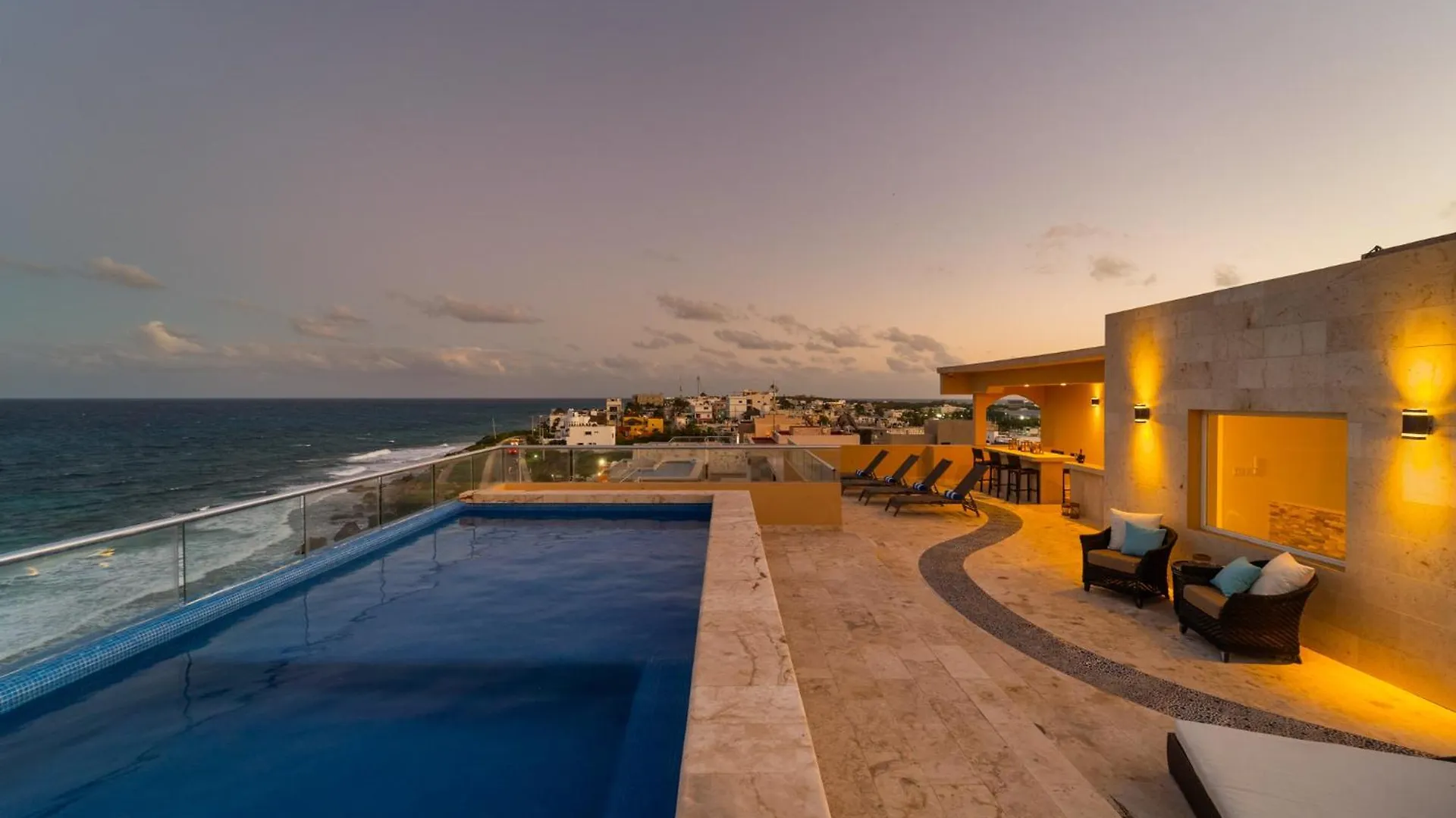 360 Views, Waterfront Penthouse, Rooftop Pool Isla Mujeres Apartment