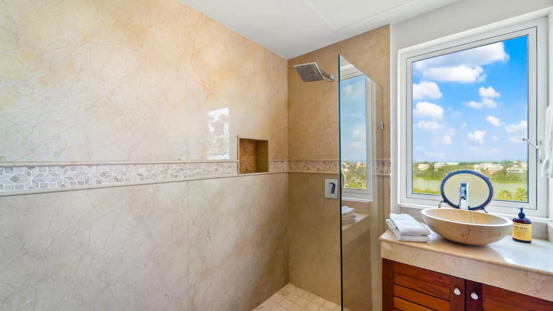 360 Views, Waterfront Penthouse, Rooftop Pool Isla Mujeres Apartment
