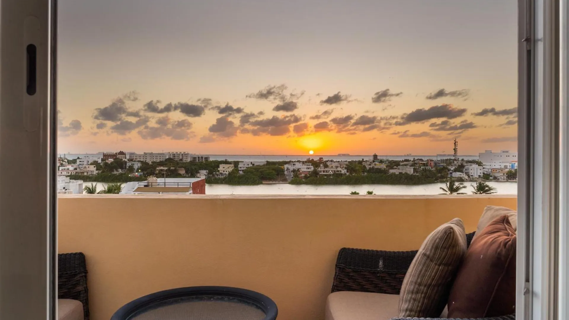 Apartment 360 Views, Waterfront Penthouse, Rooftop Pool Isla Mujeres