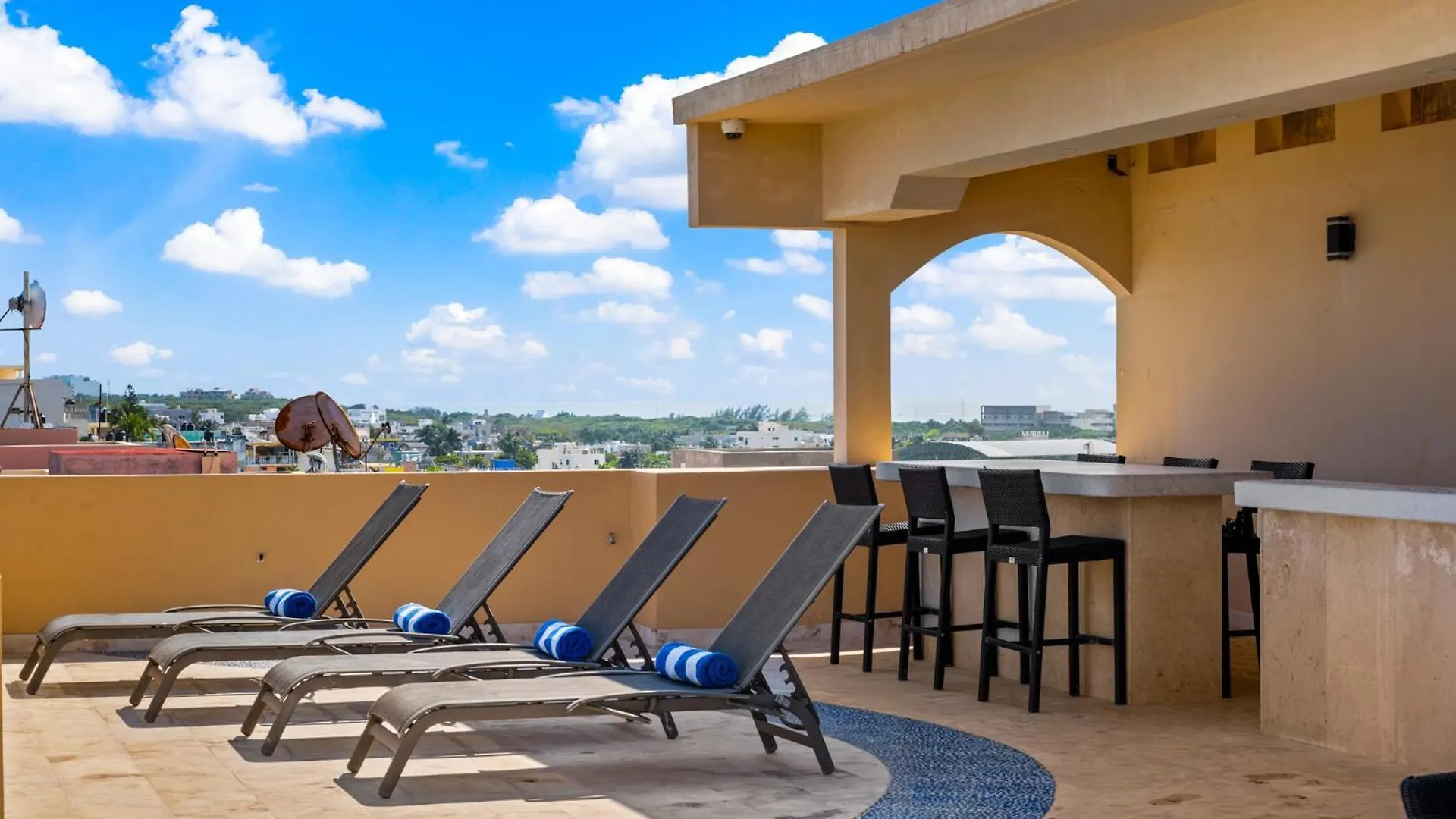 360 Views, Waterfront Penthouse, Rooftop Pool Isla Mujeres